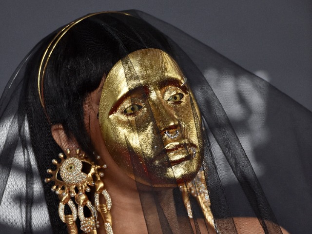 Образ дня: Cardi B скрывает свое лицо в золотой маске Schiaparelli