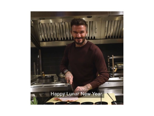 Смотрите: Дэвид Бэкхем говорит на китайском и готовит на кухне Гордона Рамзи