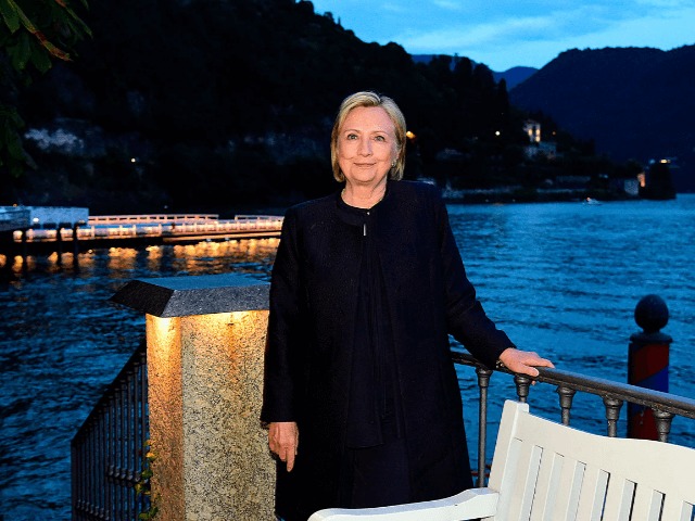 Как выглядел перформанс Хиллари Клинтон на Венецианской биеннале