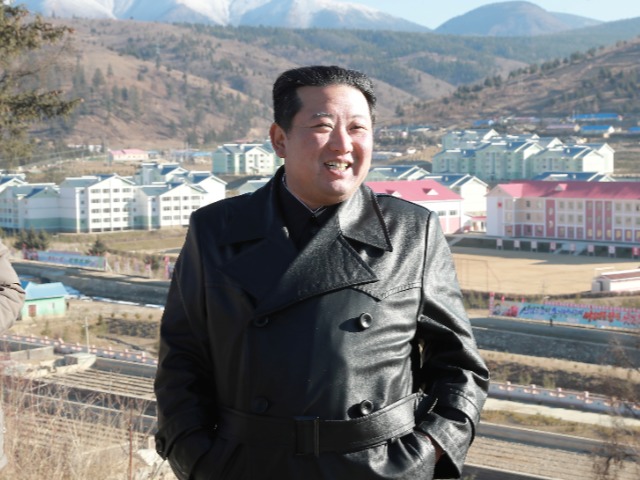 Ким Чен Ын запретил носить кожаные плащи. Он считает, что это подражание его личному стилю