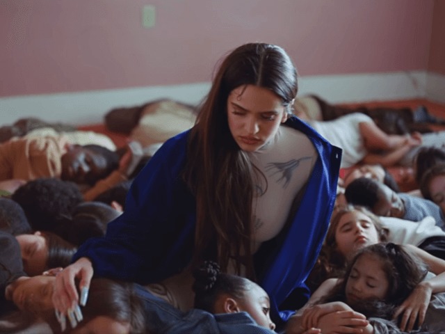 Бунт детей и огромный донат: Rosalia и Travis Scott выпустили второй совместный клип