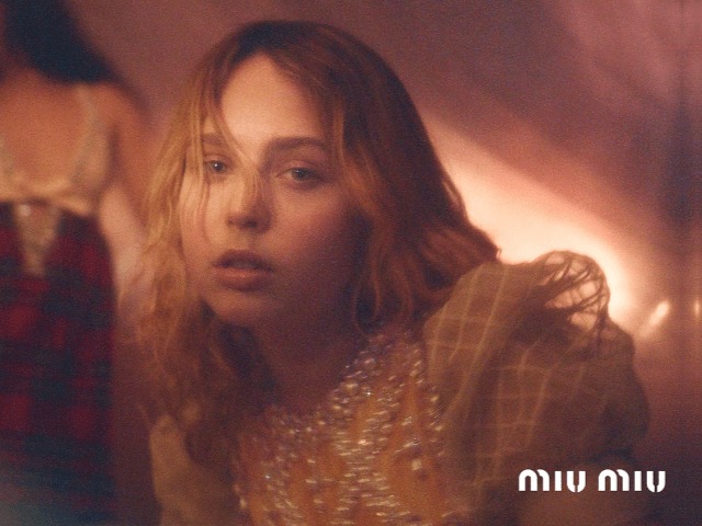 Here Comes The Night: Фотограф Дуглас Ирвин снял рекламу для Miu Miu 
