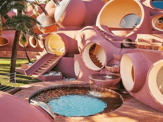 Что внутри: "Дворец пузырей" Пьера Кардена на юге Франции