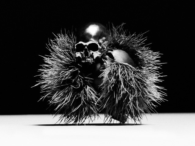 Saint Laurent выпустили коллекцию аксессуаров и товаров для дома к Хеллоуину