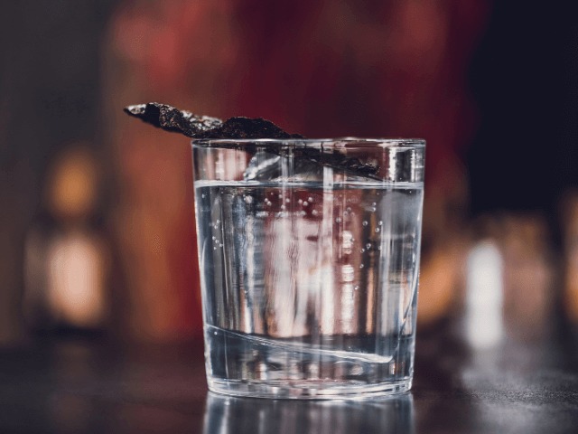 Выпиваем дома: Коктейль Skinos & Tonic – джин-тоник с абсентом 