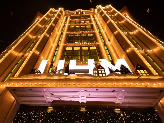 Свято наближається: ЦУМ увімкнув ілюмінацію фасаду до Нового року