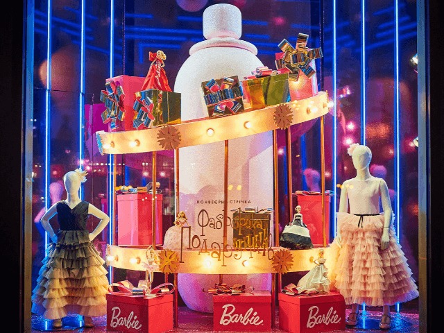 Фабрика подарков: Киевский ЦУМ представил рождественские витрины