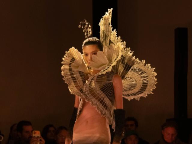 Агонія чи екстаз? Крайнощі комбінує Деніел Роузберрі для кутюрної колекції Schiaparelli spring-summer – 2026