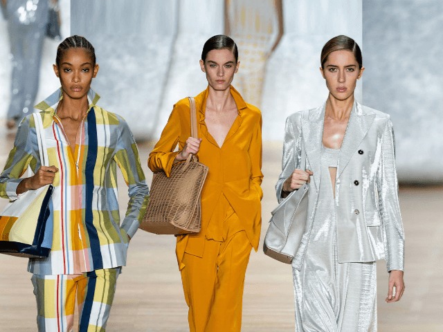 Серебряные костюмы, сумки-трапеции и цветная клетка тромплёй на показе Akris