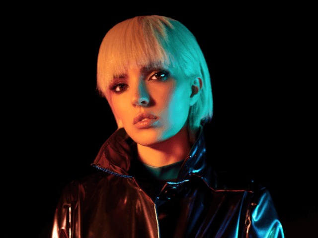 Киберпанк, латекс и неоновые сны: Оля Диброва представила 7-минутный клип Unreal I The Movie