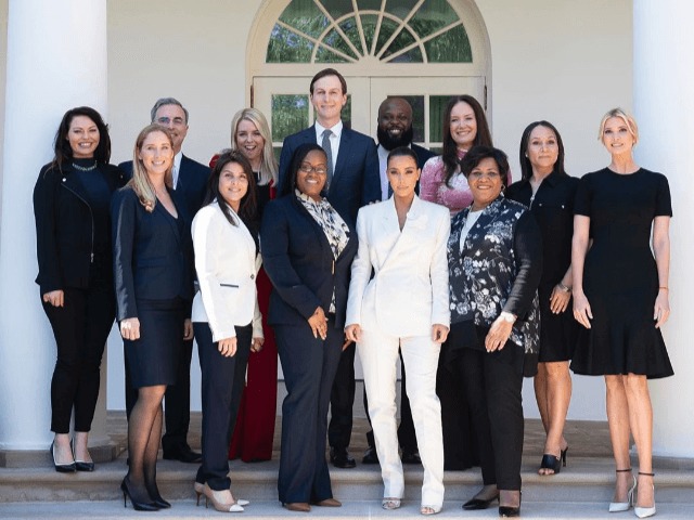 Ким Кардашьян пришла на встречу с Иванкой и Дональдом Трамп вместе с экс-заключенными 