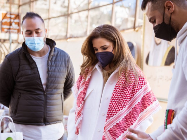 Образ дня: Королева Иордании в пальто-рубашке Bevza