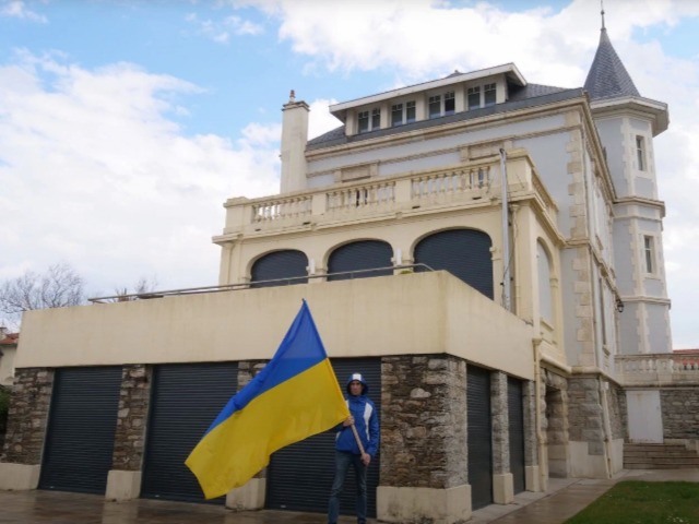 Французький активіст знайшов віллу доньки путіна і замінив там замки. Він пропонує віддати її українським біженцям