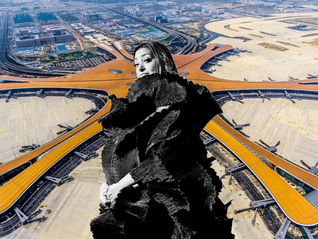 В Китае открыли самый большой аэропорт в мире, спроектированный Захой Хадид