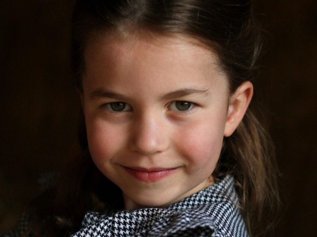 Принцессу Шарлотту назвали самым богатым ребенком в королевской семье — ей всего 6, а на ее счету уже миллиарды