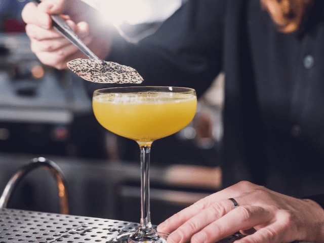 Выпиваем дома: Коктейль с чаем матча, лаймовым фрешем и медом Mezcalita