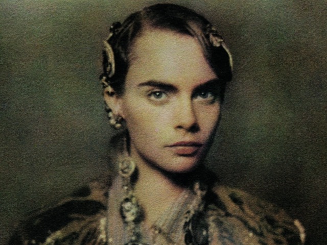 Ким Джонс написал книгу The Fendi Set. Его вдохновением стала писательница Вирджиния Вулф