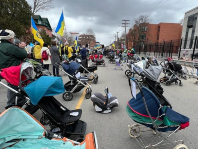 Акція пам’яті: Жителі Канади принесли пусті дитячі візочки до посольства росії