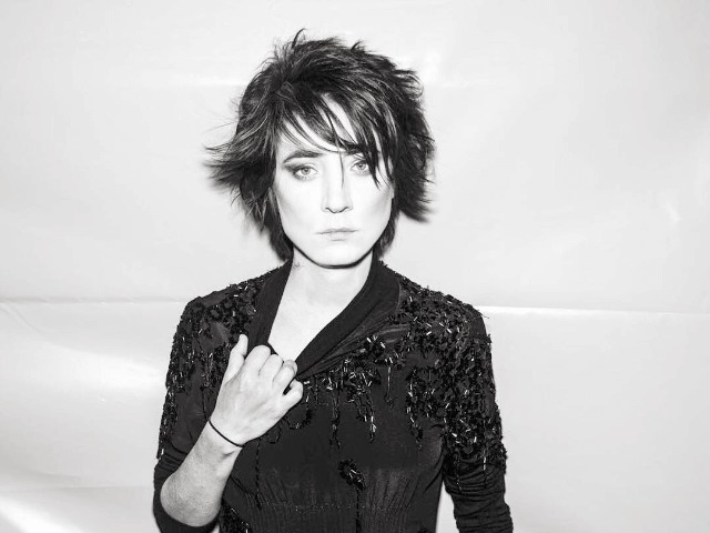 Земфира выпустила клип на песню "Пальто". Его режиссер — Рената Литвинова