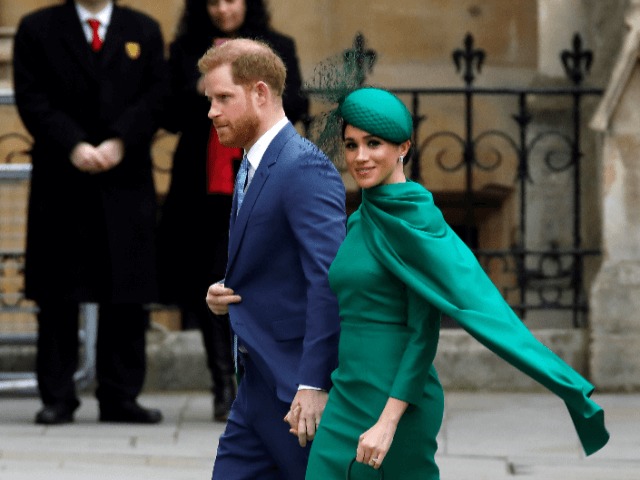 Бездоганний силует і королівські відтінки: одягнутися як Меган Маркл