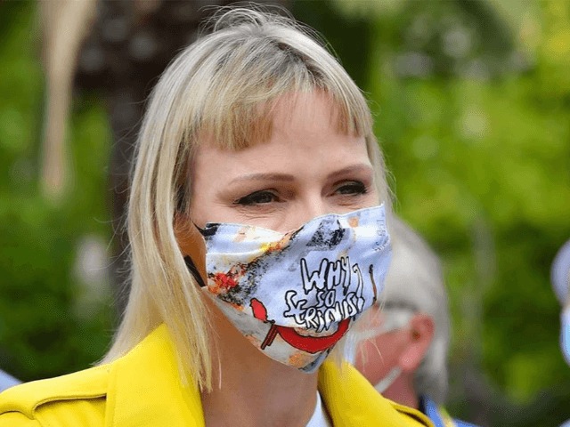 Образ дня: Княгиня Монако Шарлен в дерзкой маске со знаменитой фразой Джокера