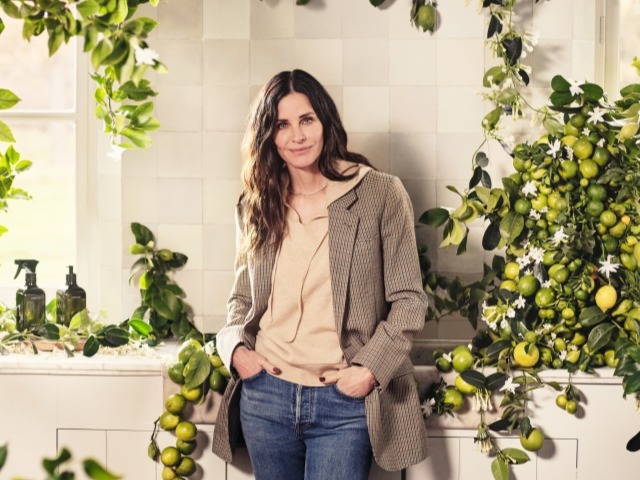 Моника всегда любила чистоту: Кортни Кокс выпустит линейку средств для уборки дома