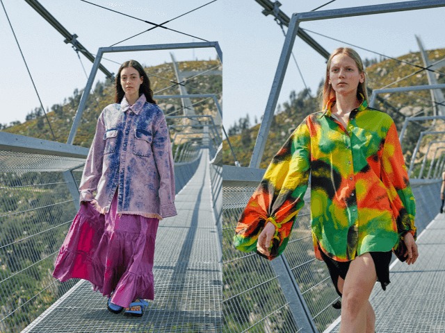 Джинсы, промытые озоном, и биоразлагаемая тафта: Marques Almeida представили устойчивую коллекцию