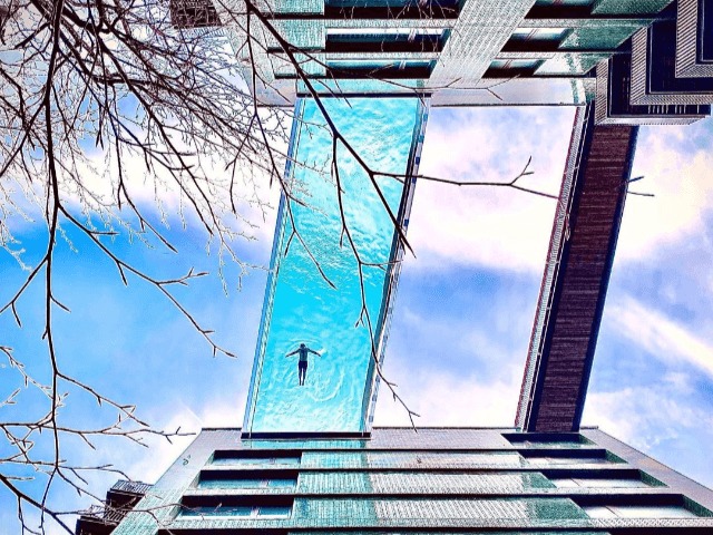 Sky Pool: В Лондоне открыли первый в мире бассейн, парящий в воздухе