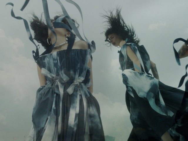 Смотрите: Кампейн Alexander McQueen, снятый Софией Мюллер на крыше лондонской высотки