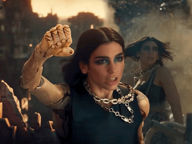 Дуа Липа сортирует техно-мусор в клипе на песню Swan Song