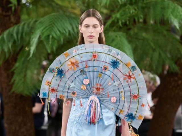 Плісировані сукні, флористична вишивка та сумка-кактус у колекції Dior Haute Couture fall-winter — 2026/27