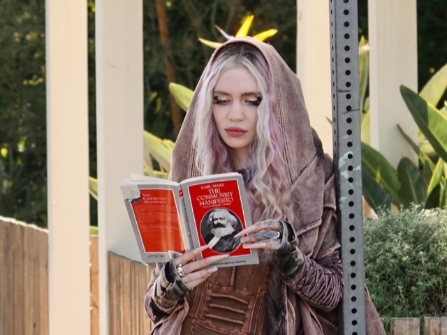 Образ дня: Граймс в костюме эльфа и с книгой Карла Маркса в руке