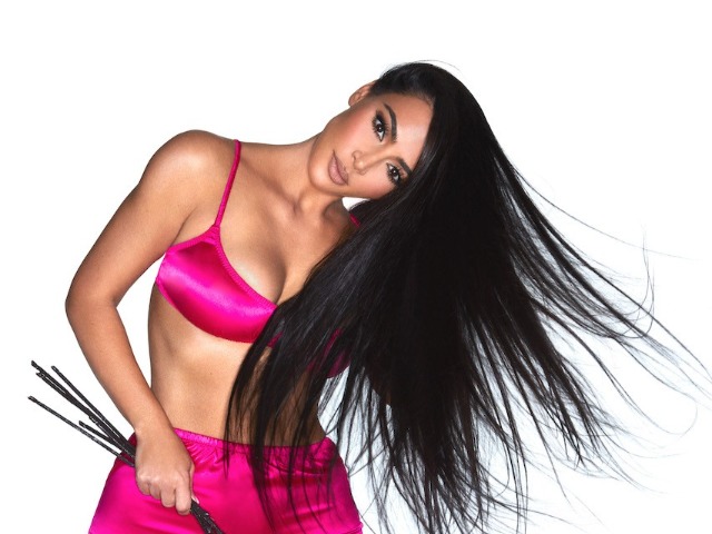 Атласные пижамы или соблазнительные комплекты? Ким Кардашьян предложила образы ко Дню святого Валентина