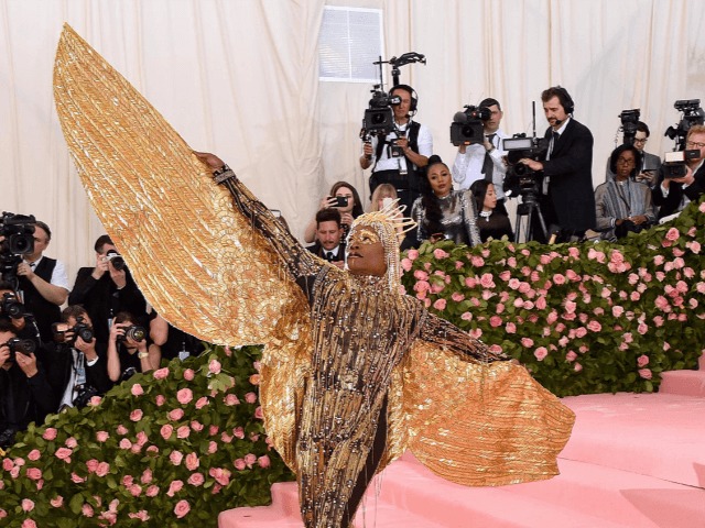 От "голого" платья Шер до платья-омлета Рианны: Лучшие образы в истории Met Gala