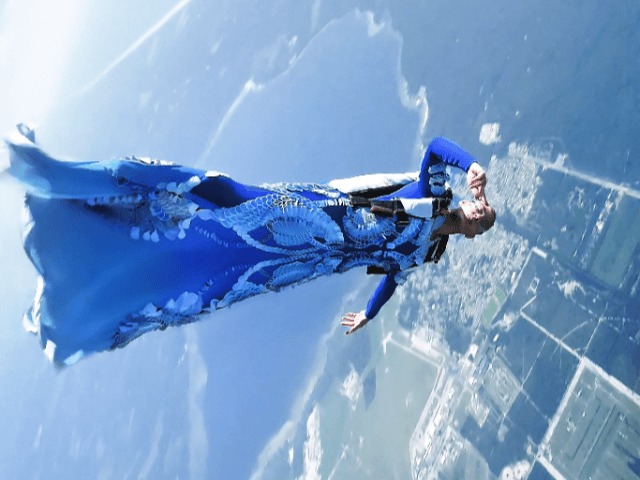 Чемпионка мира по парашютному спорту Домитиль Кигер снялась в кутюрном лукбуке Iris Van Herpen