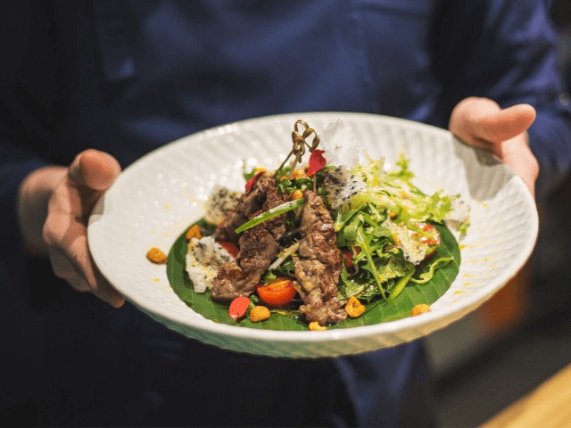 Необычный рецепт: Зеленый салат с телятиной, черри и лесными орехами