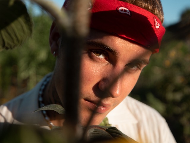 Джастин Бибер, который долго боролся с наркозависимостью, выпустит коллаборацию с брендом марихуаны