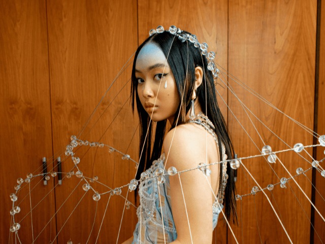 Знакомьтесь: Певица Griff, которая сама шьет свои сценические наряды