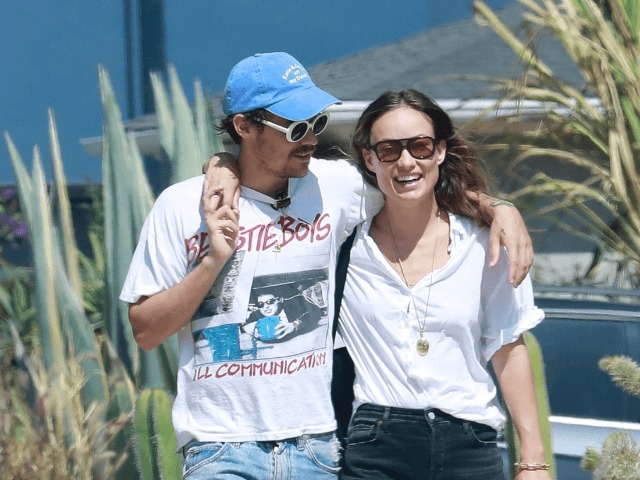 Образ дня: Гарри Стайлс и Оливия Уайлд на прогулке в Лос-Анджелесе