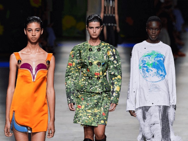 Внеземной разум: Принты из звёзд и резиновые аппликации на показе Christopher Kane