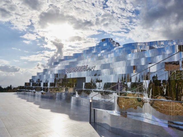 Burberry построили стеклянный поп-ап на острове в Южной Корее. Он похож на арт-объект