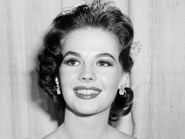 Покойного Кирка Дугласа обвинили в изнасиловании Натали Вуд. Тогда ей было 17