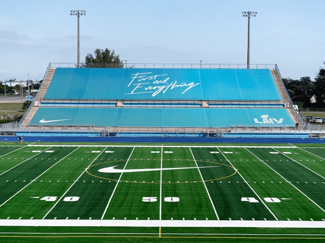 Nike создали футбольное поле из переработанной обувной резины и отходов производства