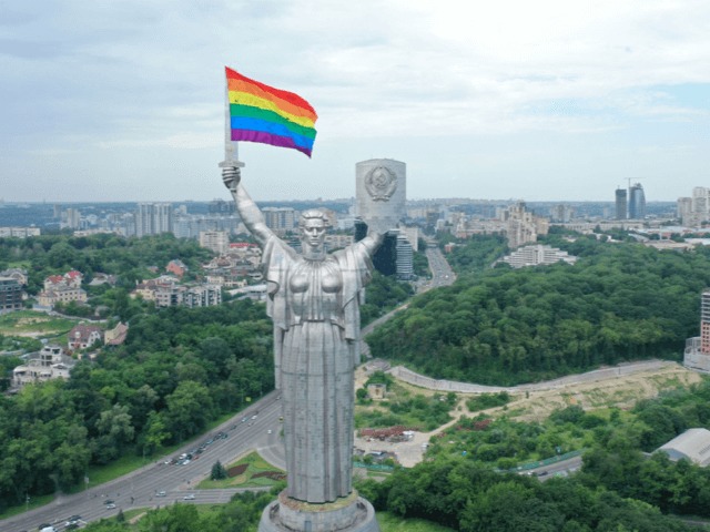 Монумент "Родина-мать" украсили радужным флагом в честь прайда