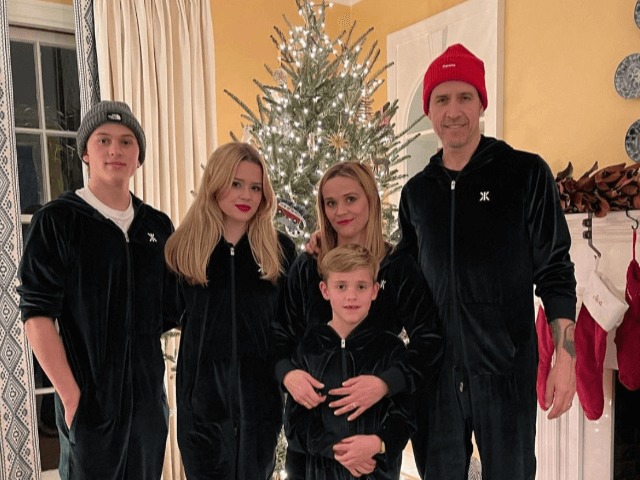 Желаем лучшего 2021 года: Как знаменитости отметили Рождество