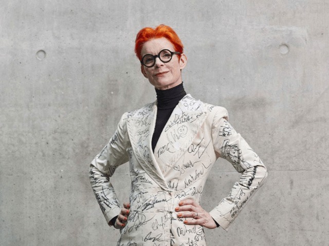 Костюм Сэнди Пауэлл с автографами Брэда Питта, Леонардо Ди Каприо и других звезд продадут на аукционе