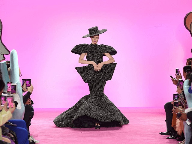 Образ дня: Коко Роша в шляпе на показе Christian Siriano