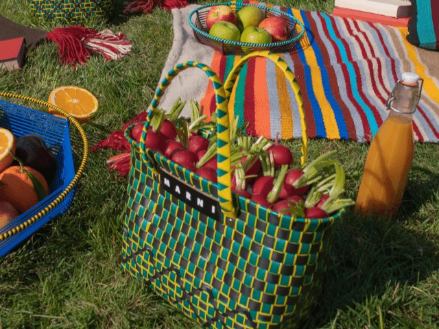 Marni выпустили серию предметов для летних пикников. Каждое изделие создано вручную