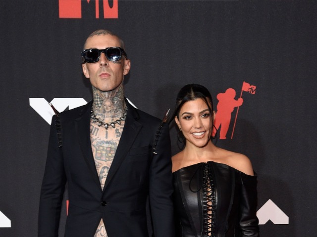 Кортни Кардашьян обручилась с Трэвисом Баркером