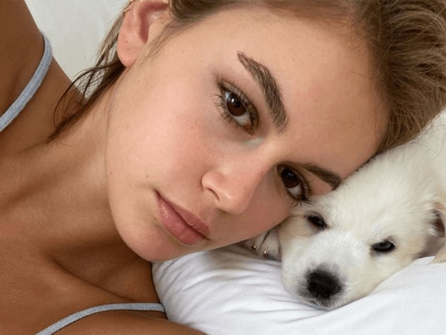 Видео дня: Кайя Гербер тренируется со своим щенком